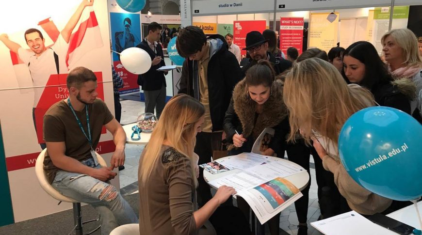 salon edukacyjny, grupa, balony, plakaty