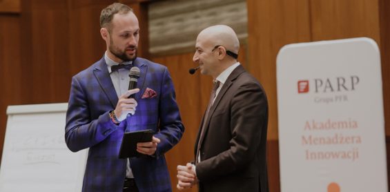 inauguracja, mężczyźni, rozmowa, mikrofony, scena
