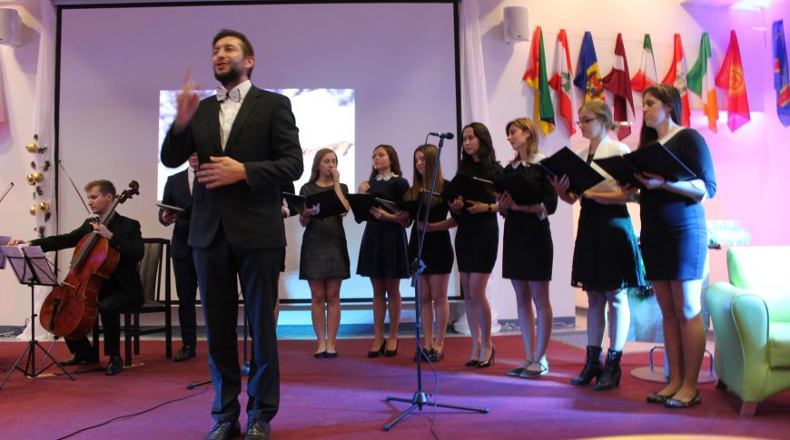 chór, grupa, instrumenty, śpiewacy, flagi, scena, rzutnik
