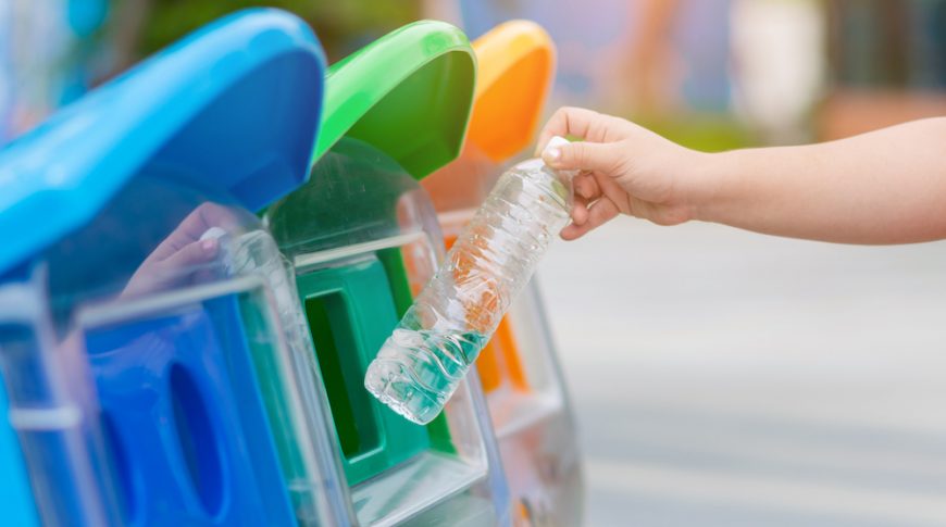 kosze na śmieci, recykling, plastik, dłoń