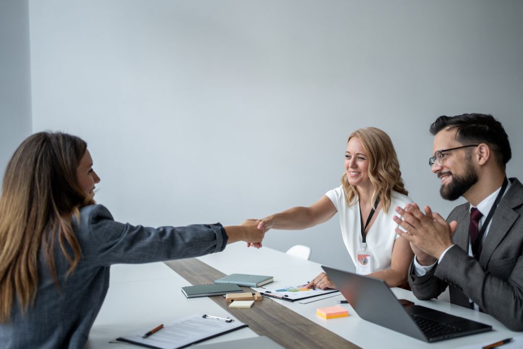 psychologia w biznesie, menager ze specjalistą HR i kandydatka podczas rozmowy rekrutacyjnej