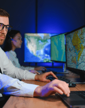 Jak rozpocząć i rozwijać karierę w logistyce transportu w Polsce