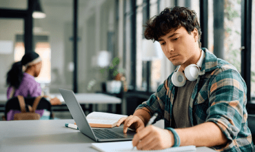 Ekonomia studia dzienne, zaoczne a może online – co wybrać?