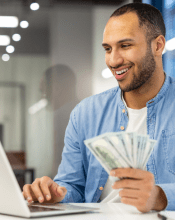 Ile zarabia informatyk po studiach? Ścieżki kariery i zarobki w branży IT