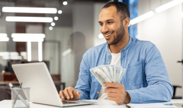 Ile zarabia informatyk po studiach? Ścieżki kariery i zarobki w branży IT